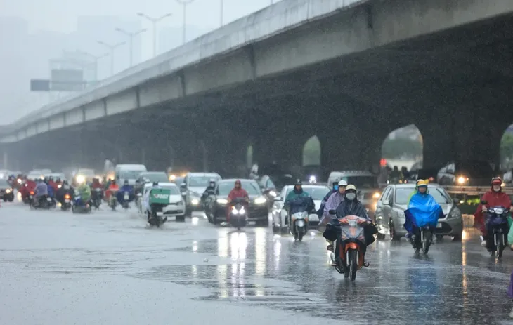 Mưa xối xả vào giờ đi làm, người dân Hà Nội chật vật di chuyển - Ảnh 4.