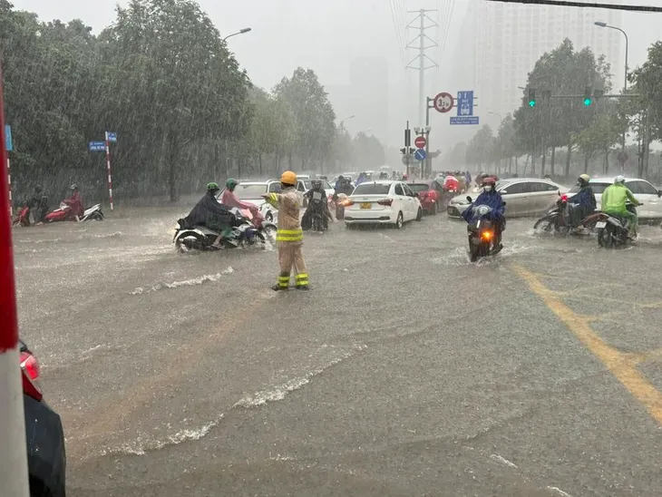 CSGT Hà Nội hướng dẫn người dân di chuyển an toàn trong mưa diông - Ảnh 1. CSGT Hà Nội hướng dẫn người dân di chuyển an toàn trong mưa diông - Ảnh 1.