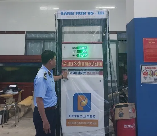 Một cây xăng tự ý tăng giá bán xăng dầu - Ảnh 1. Một cây xăng tự ý tăng giá bán xăng dầu - Ảnh 1.