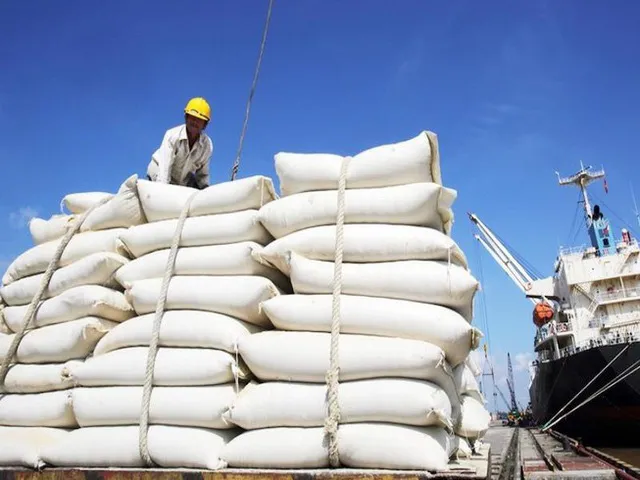 Doanh nghiệp gạo bỏ thầu giá thấp: Lo ngại ảnh hưởng cả ngành hàng - Ảnh 1. Doanh nghiệp gạo bỏ thầu giá thấp: Lo ngại ảnh hưởng cả ngành hàng - Ảnh 1.