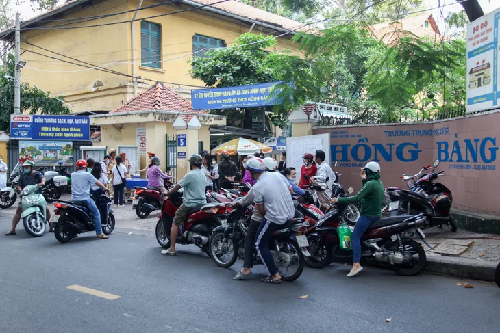 Thi lớp 10 TP Hồ Chí Minh: Hơn 98.600 học sinh bước vào môn thi đầu tiên - Ảnh 1. Thi lớp 10 TP Hồ Chí Minh: Hơn 98.600 học sinh bước vào môn thi đầu tiên - Ảnh 1.