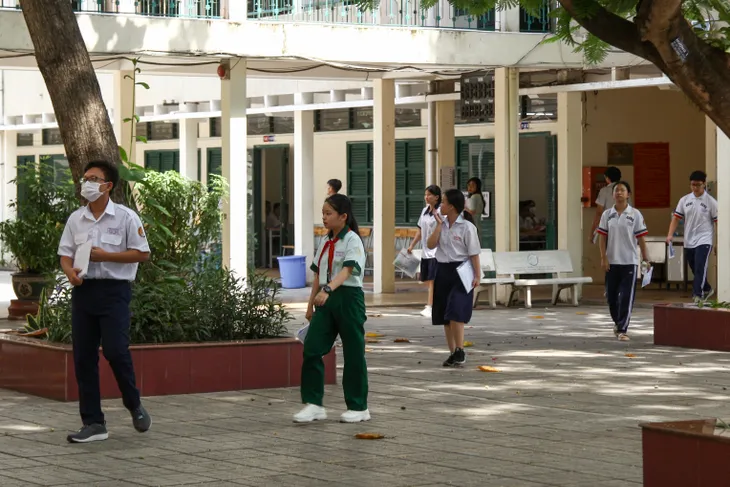 Nhiều thí sinh làm bài tốt môn Ngữ Văn kỳ thi tuyển sinh lớp 10 tại TP Hồ Chí Minh - Ảnh 1. Nhiều thí sinh làm bài tốt môn Ngữ Văn kỳ thi tuyển sinh lớp 10 tại TP Hồ Chí Minh - Ảnh 1.