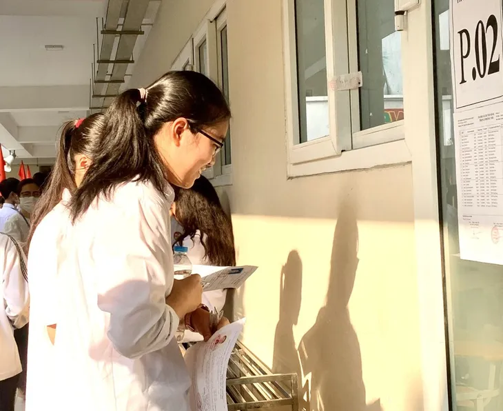 Sáng nay (7/6), hơn 100.000 thí sinh Hà Nội làm thủ tục dự thi vào lớp 10 - Ảnh 1. Sáng nay (7/6), hơn 100.000 thí sinh Hà Nội làm thủ tục dự thi vào lớp 10 - Ảnh 1.