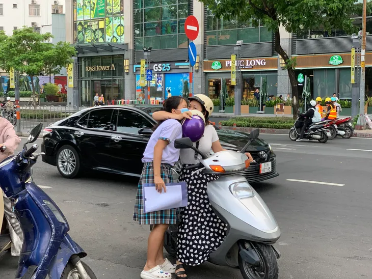 Thi lớp 10 TP Hồ Chí Minh: Hơn 98.600 học sinh bước vào môn thi đầu tiên - Ảnh 3. Thi lớp 10 TP Hồ Chí Minh: Hơn 98.600 học sinh bước vào môn thi đầu tiên - Ảnh 3.