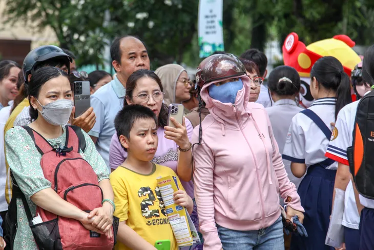 Nhiều thí sinh làm bài tốt môn Ngữ Văn kỳ thi tuyển sinh lớp 10 tại TP Hồ Chí Minh - Ảnh 7. Nhiều thí sinh làm bài tốt môn Ngữ Văn kỳ thi tuyển sinh lớp 10 tại TP Hồ Chí Minh - Ảnh 7.