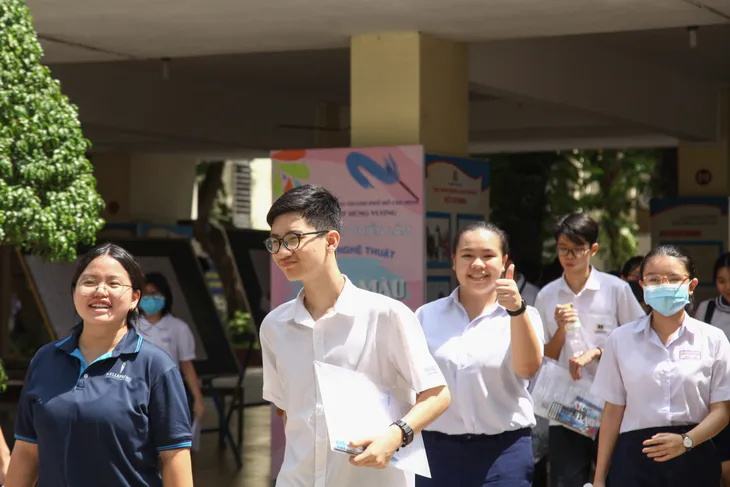 Nhiều thí sinh làm bài tốt môn Ngữ Văn kỳ thi tuyển sinh lớp 10 tại TP Hồ Chí Minh - Ảnh 3. Nhiều thí sinh làm bài tốt môn Ngữ Văn kỳ thi tuyển sinh lớp 10 tại TP Hồ Chí Minh - Ảnh 3.