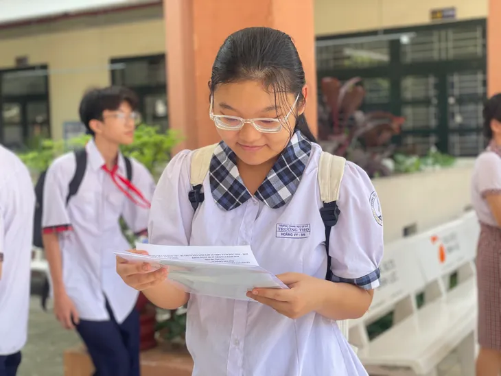 Nhiều thí sinh làm bài tốt môn Ngữ Văn kỳ thi tuyển sinh lớp 10 tại TP Hồ Chí Minh - Ảnh 9. Nhiều thí sinh làm bài tốt môn Ngữ Văn kỳ thi tuyển sinh lớp 10 tại TP Hồ Chí Minh - Ảnh 9.