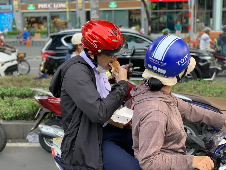 Ngày thi đầu tiên Kỳ thi tuyển sinh lớp 10 TP Hồ Chí Minh chính thức bắt đầu - Ảnh 6. Ngày thi đầu tiên Kỳ thi tuyển sinh lớp 10 TP Hồ Chí Minh chính thức bắt đầu - Ảnh 6.