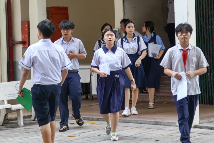 Nhiều thí sinh làm bài tốt môn Ngữ Văn kỳ thi tuyển sinh lớp 10 tại TP Hồ Chí Minh - Ảnh 11. Nhiều thí sinh làm bài tốt môn Ngữ Văn kỳ thi tuyển sinh lớp 10 tại TP Hồ Chí Minh - Ảnh 11.