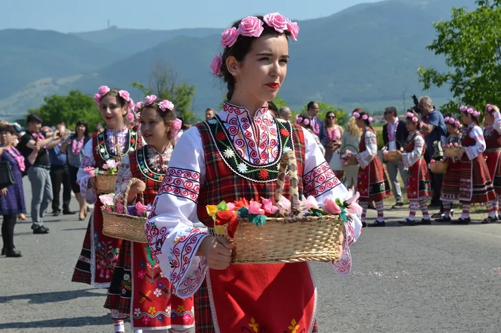Lễ hội hoa hồng Bulgaria thu hút hàng nghìn du khách - Ảnh 1. Lễ hội hoa hồng Bulgaria thu hút hàng nghìn du khách - Ảnh 1.