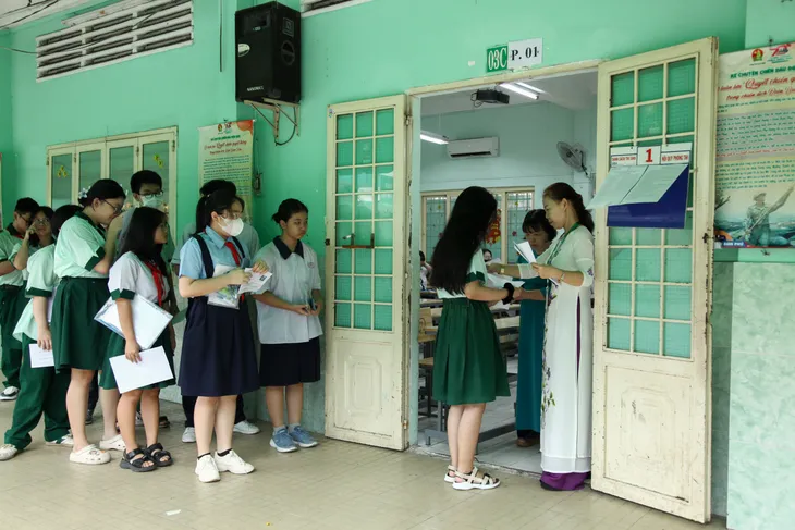 Thí sinh lo đề khó trong ngày thi cuối kỳ thi tuyển sinh lớp 10 tại TP Hồ Chí Minh - Ảnh 4. Thí sinh lo đề khó trong ngày thi cuối kỳ thi tuyển sinh lớp 10 tại TP Hồ Chí Minh - Ảnh 4.