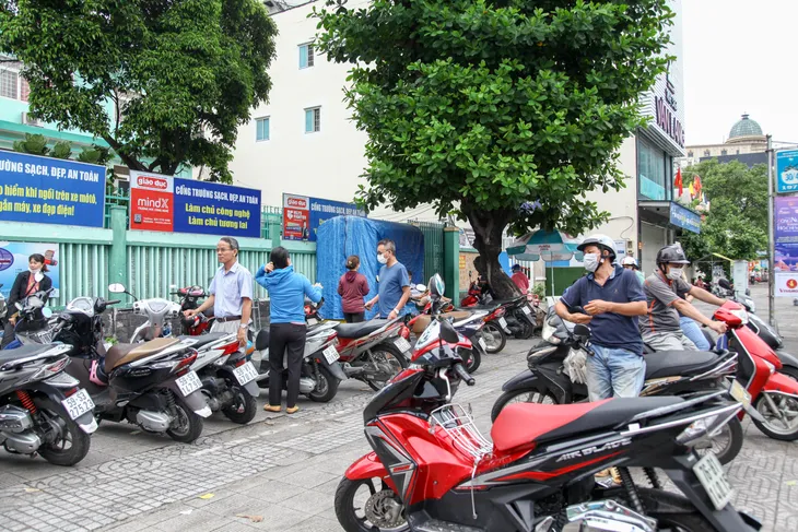 Thí sinh lo đề khó trong ngày thi cuối kỳ thi tuyển sinh lớp 10 tại TP Hồ Chí Minh - Ảnh 7. Thí sinh lo đề khó trong ngày thi cuối kỳ thi tuyển sinh lớp 10 tại TP Hồ Chí Minh - Ảnh 7.