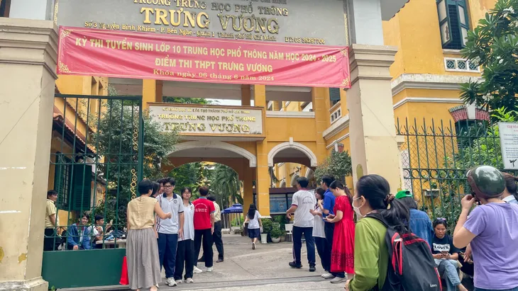 Thí sinh lo đề khó trong ngày thi cuối kỳ thi tuyển sinh lớp 10 tại TP Hồ Chí Minh - Ảnh 9. Thí sinh lo đề khó trong ngày thi cuối kỳ thi tuyển sinh lớp 10 tại TP Hồ Chí Minh - Ảnh 9.
