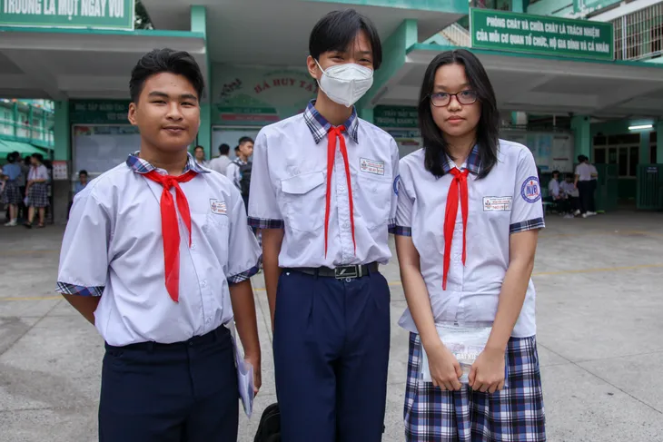 Thí sinh lo đề khó trong ngày thi cuối kỳ thi tuyển sinh lớp 10 tại TP Hồ Chí Minh - Ảnh 1. Thí sinh lo đề khó trong ngày thi cuối kỳ thi tuyển sinh lớp 10 tại TP Hồ Chí Minh - Ảnh 1.