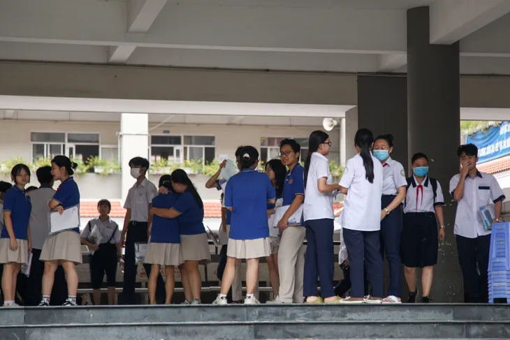 Thí sinh hoàn thành bài thi môn chuyên lớp 10 TP Hồ Chí Minh - Ảnh 4. Thí sinh hoàn thành bài thi môn chuyên lớp 10 TP Hồ Chí Minh - Ảnh 4.