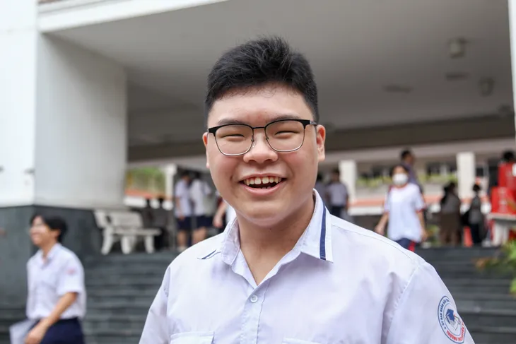 Thí sinh hoàn thành bài thi môn chuyên lớp 10 TP Hồ Chí Minh - Ảnh 1. Thí sinh hoàn thành bài thi môn chuyên lớp 10 TP Hồ Chí Minh - Ảnh 1.