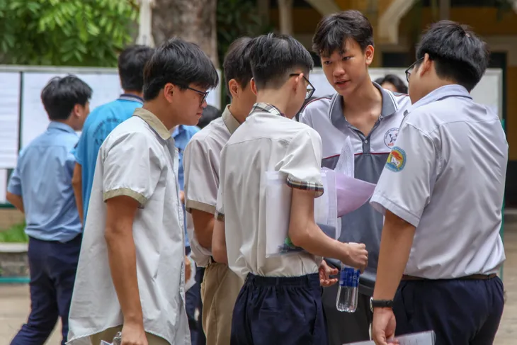 Thí sinh gặp khó với đề thi môn Toán tuyển sinh lớp 10 ở TP Hồ Chí Minh - Ảnh 1.