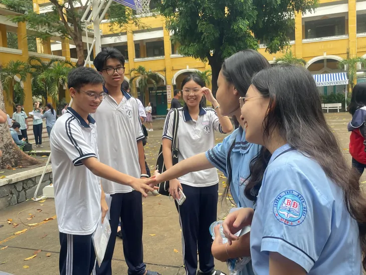 Thí sinh hoàn thành bài thi môn chuyên lớp 10 TP Hồ Chí Minh - Ảnh 7. Thí sinh hoàn thành bài thi môn chuyên lớp 10 TP Hồ Chí Minh - Ảnh 7.