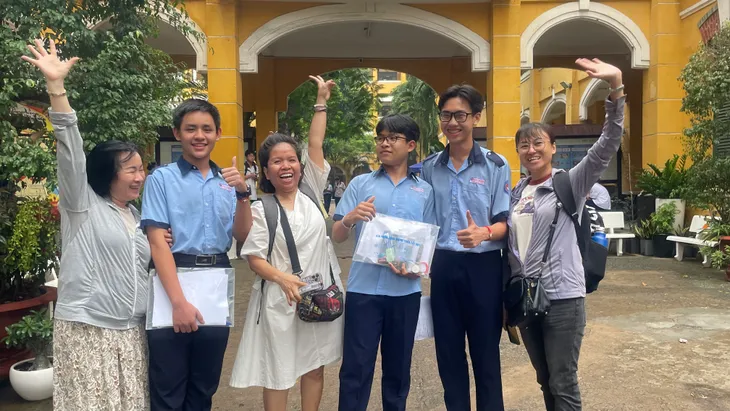 Thí sinh hoàn thành bài thi môn chuyên lớp 10 TP Hồ Chí Minh - Ảnh 8. Thí sinh hoàn thành bài thi môn chuyên lớp 10 TP Hồ Chí Minh - Ảnh 8.