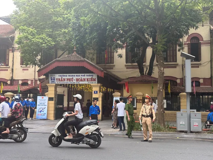 Hà Nội bảo đảm an toàn giao thông trong những ngày thi - Ảnh 3. Hà Nội bảo đảm an toàn giao thông trong những ngày thi - Ảnh 3.