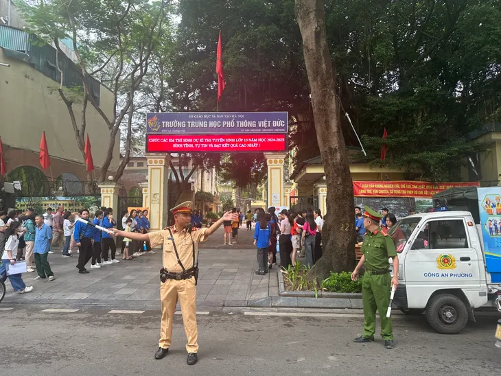 Hà Nội bảo đảm an toàn giao thông trong những ngày thi - Ảnh 8. Hà Nội bảo đảm an toàn giao thông trong những ngày thi - Ảnh 8.