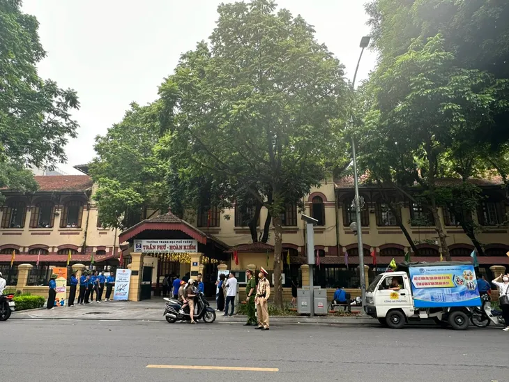 Hà Nội bảo đảm an toàn giao thông trong những ngày thi - Ảnh 2. Hà Nội bảo đảm an toàn giao thông trong những ngày thi - Ảnh 2.