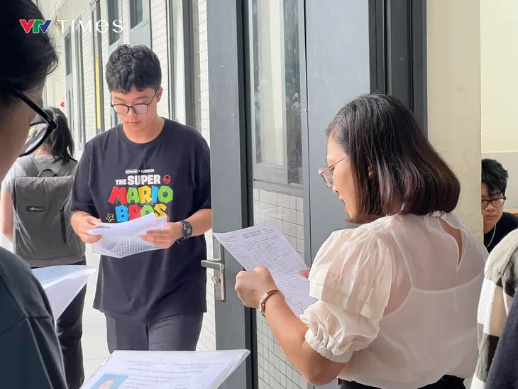 Lo tắc đường và mưa, nhiều thí sinh đến sớm để làm thủ tục dự thi vào lớp 10 - Ảnh 15. Lo tắc đường và mưa, nhiều thí sinh đến sớm để làm thủ tục dự thi vào lớp 10 - Ảnh 15.