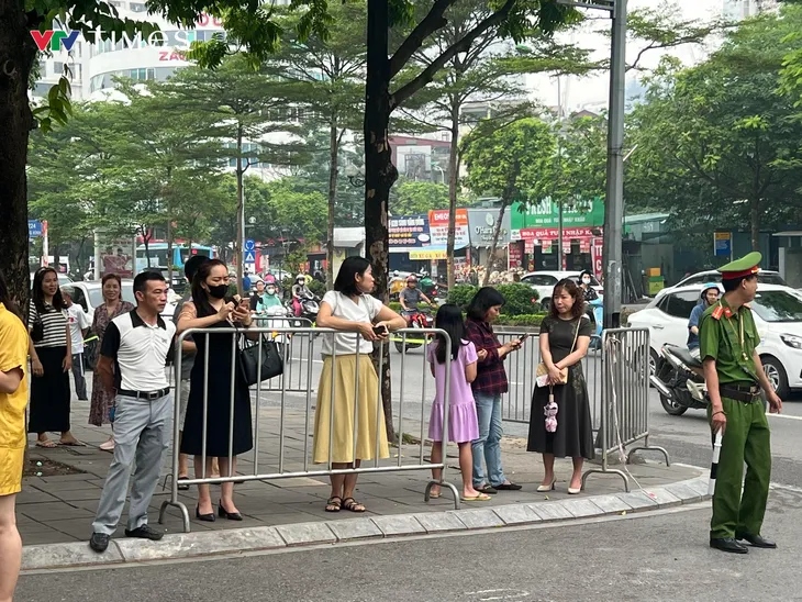 Lo tắc đường và mưa, nhiều thí sinh đến sớm để làm thủ tục dự thi vào lớp 10 - Ảnh 19. Lo tắc đường và mưa, nhiều thí sinh đến sớm để làm thủ tục dự thi vào lớp 10 - Ảnh 19.