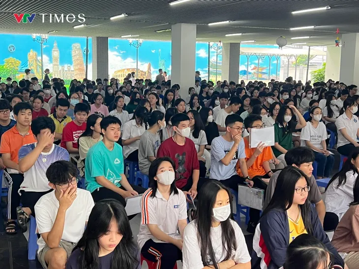 Lo tắc đường và mưa, nhiều thí sinh đến sớm để làm thủ tục dự thi vào lớp 10 - Ảnh 11. Lo tắc đường và mưa, nhiều thí sinh đến sớm để làm thủ tục dự thi vào lớp 10 - Ảnh 11.