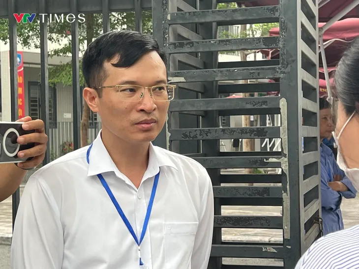 Lo tắc đường và mưa, nhiều thí sinh đến sớm để làm thủ tục dự thi vào lớp 10 - Ảnh 3. Lo tắc đường và mưa, nhiều thí sinh đến sớm để làm thủ tục dự thi vào lớp 10 - Ảnh 3.