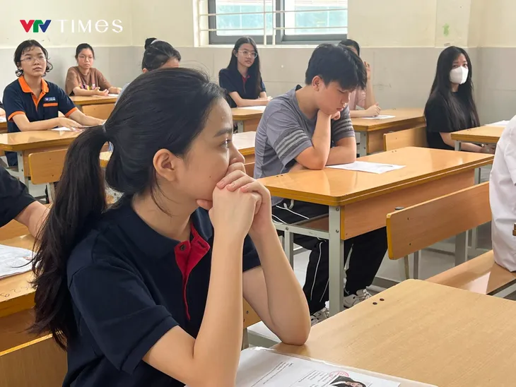 Lo tắc đường và mưa, nhiều thí sinh đến sớm để làm thủ tục dự thi vào lớp 10 - Ảnh 18. Lo tắc đường và mưa, nhiều thí sinh đến sớm để làm thủ tục dự thi vào lớp 10 - Ảnh 18.