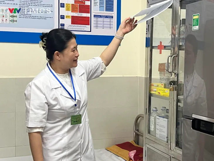 Lo tắc đường và mưa, nhiều thí sinh đến sớm để làm thủ tục dự thi vào lớp 10 - Ảnh 4. Lo tắc đường và mưa, nhiều thí sinh đến sớm để làm thủ tục dự thi vào lớp 10 - Ảnh 4.