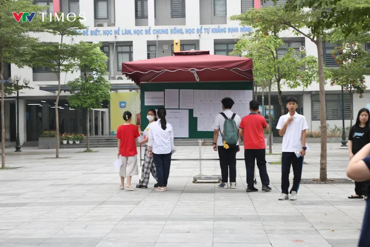 Lo tắc đường và mưa, nhiều thí sinh đến sớm để làm thủ tục dự thi vào lớp 10 - Ảnh 1. Lo tắc đường và mưa, nhiều thí sinh đến sớm để làm thủ tục dự thi vào lớp 10 - Ảnh 1.