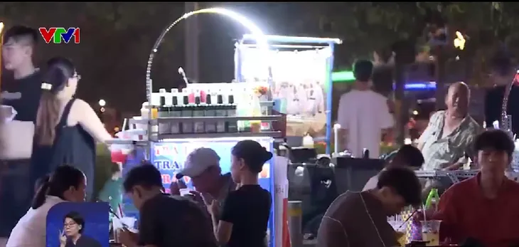 Bán hàng rong lấn chiếm lòng, lề đường - Ảnh 1. Bán hàng rong lấn chiếm lòng, lề đường - Ảnh 1.