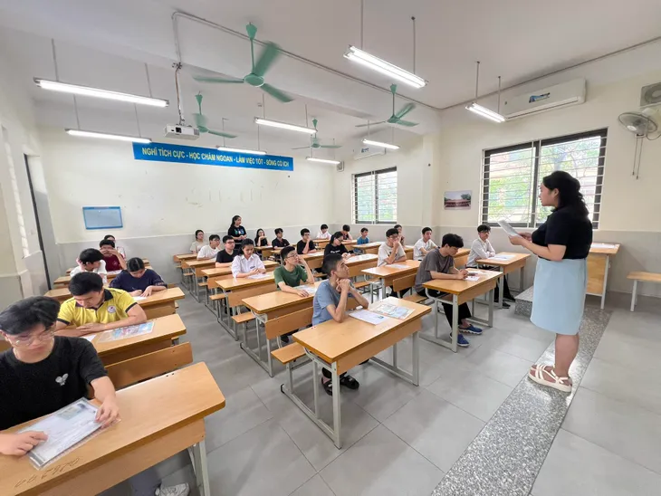 Ngày 10/7, Hà Nội duyệt điểm chuẩn bổ sung vào lớp 10 năm 2024 - Ảnh 1. Ngày 10/7, Hà Nội duyệt điểm chuẩn bổ sung vào lớp 10 năm 2024 - Ảnh 1.