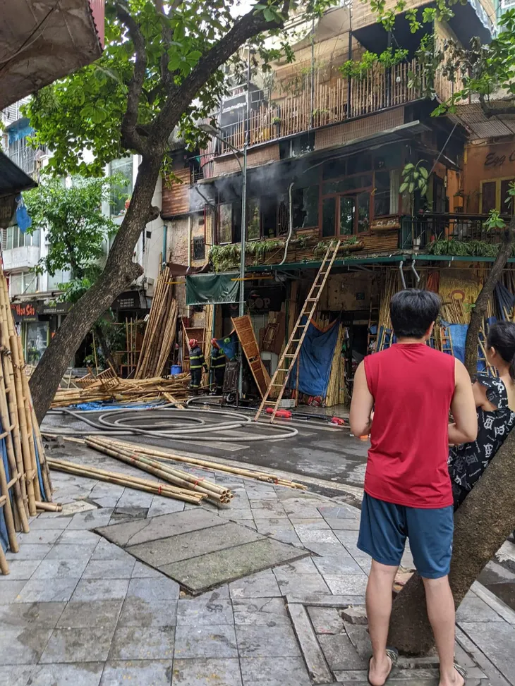 Hà Nội: Cháy quán cà phê trên phố Hàng Vải - Ảnh 5. Hà Nội: Cháy quán cà phê trên phố Hàng Vải - Ảnh 5.
