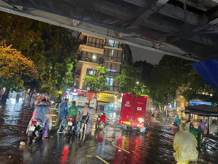 Hà Nội mưa lớn trong đêm, nhiều tuyến phố lại ngập sâu - Ảnh 1. Hà Nội mưa lớn trong đêm, nhiều tuyến phố lại ngập sâu - Ảnh 1.