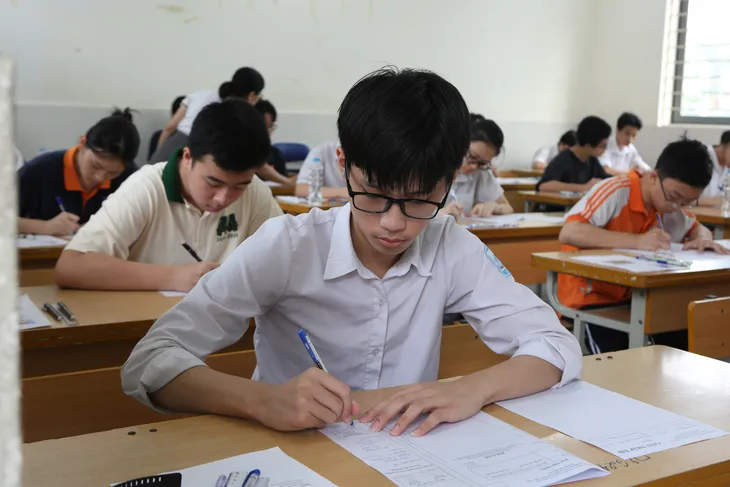 Tuyền sinh lớp 10 tại Hà Nội, thí sinh hồi hộp bước vào môn thi đầu tiên. - Ảnh 11.