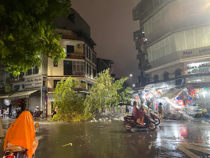 Hà Nội mưa lớn trong đêm, nhiều tuyến phố lại ngập sâu - Ảnh 2. Hà Nội mưa lớn trong đêm, nhiều tuyến phố lại ngập sâu - Ảnh 2.