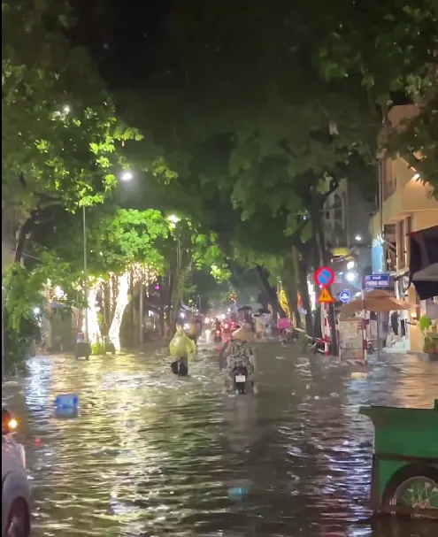 Hà Nội mưa lớn trong đêm, nhiều tuyến phố lại ngập sâu - Ảnh 4. Hà Nội mưa lớn trong đêm, nhiều tuyến phố lại ngập sâu - Ảnh 4.