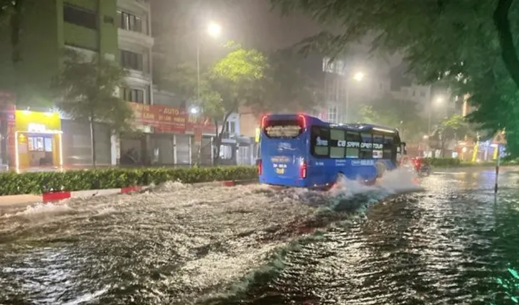 Hà Nội mưa lớn trong đêm, nhiều tuyến phố lại ngập sâu - Ảnh 5. Hà Nội mưa lớn trong đêm, nhiều tuyến phố lại ngập sâu - Ảnh 5.