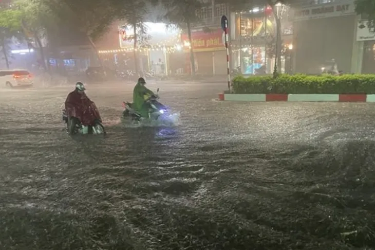 Hà Nội mưa lớn trong đêm, nhiều tuyến phố lại ngập sâu - Ảnh 6. Hà Nội mưa lớn trong đêm, nhiều tuyến phố lại ngập sâu - Ảnh 6.