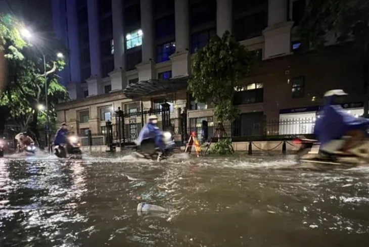 Hà Nội mưa lớn trong đêm, nhiều tuyến phố lại ngập sâu - Ảnh 7. Hà Nội mưa lớn trong đêm, nhiều tuyến phố lại ngập sâu - Ảnh 7.