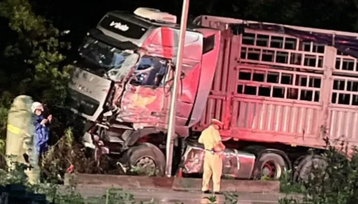 Tai nạn liên hoàn ở đường tránh Huế, 9 người bị thương - Ảnh 1. Tai nạn liên hoàn ở đường tránh Huế, 9 người bị thương - Ảnh 1.