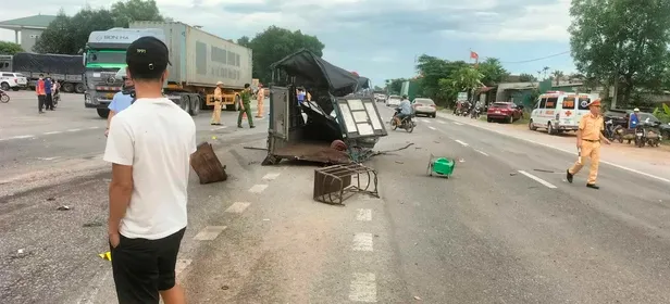 Xe tải bẹp dúm sau va chạm liên hoàn, 3 người tử vong - Ảnh 2. Xe tải bẹp dúm sau va chạm liên hoàn, 3 người tử vong - Ảnh 2.