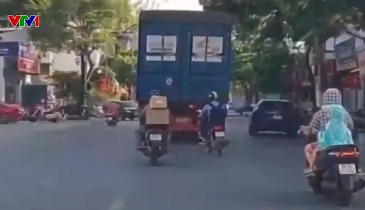 Vượt container tại nút giao, xe máy va chạm ô tô con - Ảnh 1. Vượt container tại nút giao, xe máy va chạm ô tô con - Ảnh 1.