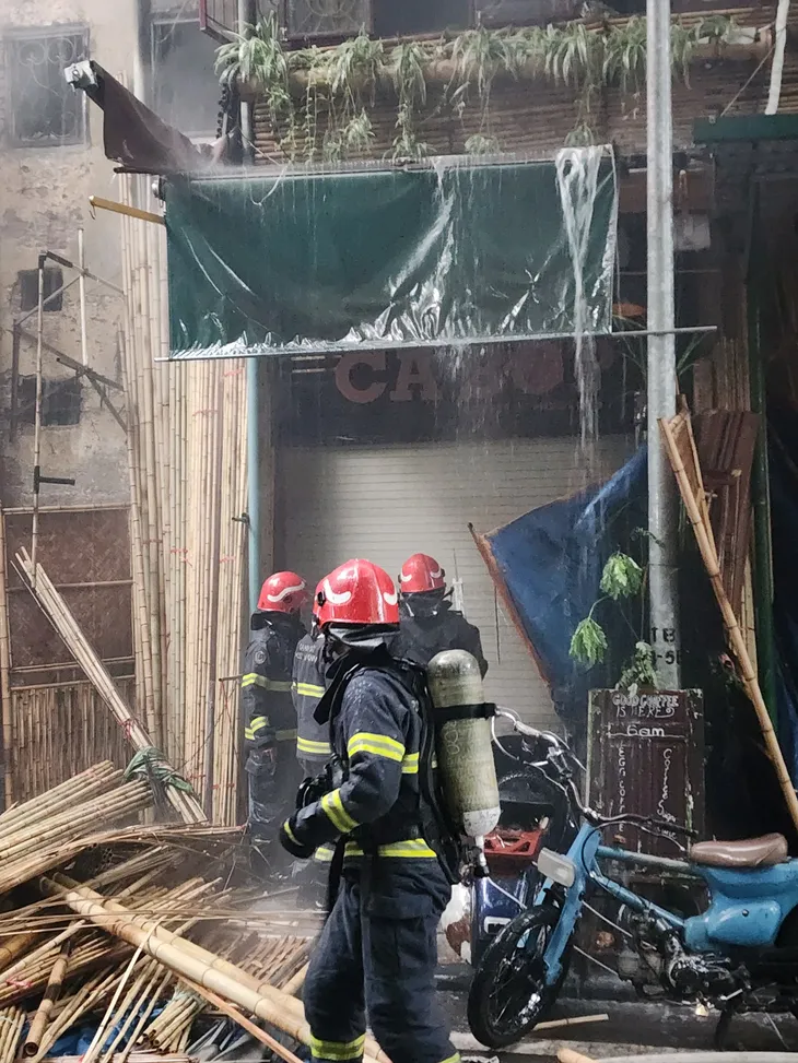 Hà Nội: Cháy quán cà phê trên phố Hàng Vải - Ảnh 4. Hà Nội: Cháy quán cà phê trên phố Hàng Vải - Ảnh 4.