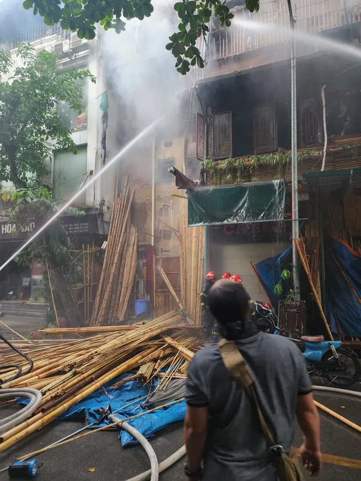 Hà Nội: Cháy quán cà phê trên phố Hàng Vải - Ảnh 2. Hà Nội: Cháy quán cà phê trên phố Hàng Vải - Ảnh 2.