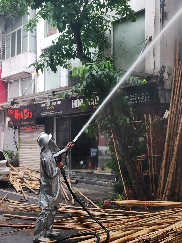 Hà Nội: Cháy quán cà phê trên phố Hàng Vải - Ảnh 3. Hà Nội: Cháy quán cà phê trên phố Hàng Vải - Ảnh 3.