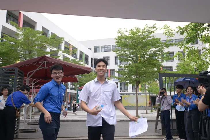 Thí sinh Hà Nội thở phào khi hoàn thành bài thi Ngữ văn vào 10 - Ảnh 3. Thí sinh Hà Nội thở phào khi hoàn thành bài thi Ngữ văn vào 10 - Ảnh 3.